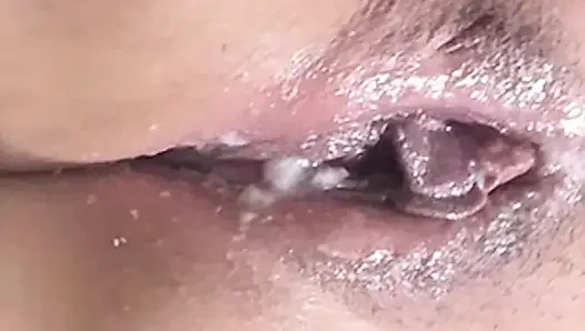 Kızıl saçlı kendine dokunuyor