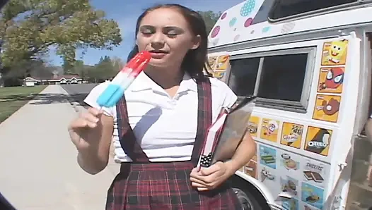 Жестко трахнутая щель мокрой юной сучки для траха выглядит прекрасно, полным камшота