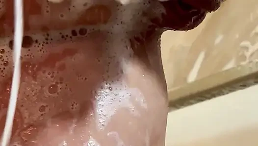 Orta yaşlı seksi kadın günahlarını yıkıyor