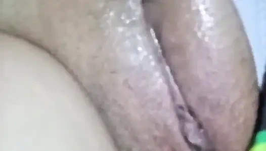 Aku melihatnya masturbasi, lalu aku keluar di belakangnya dan menyetubuhinya di pantat.