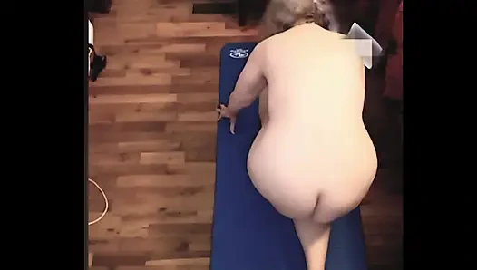 Горячая милфа-толстушка делает хороший Ole голый йога, чтобы подрочить!