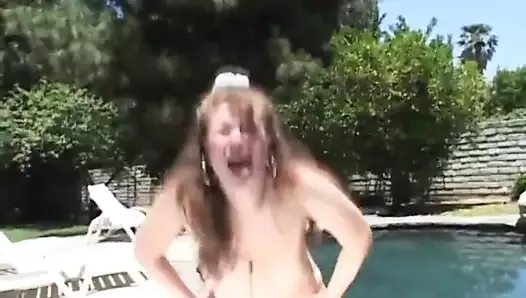 Tessa - une pom-pom girl s&#39;amuse au bord de la piscine
