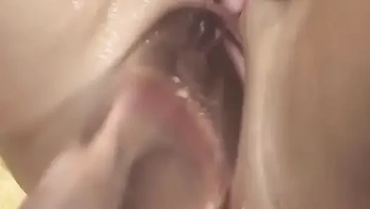 Reife MILF weit mit flasche und dickem schwanz gedehnt