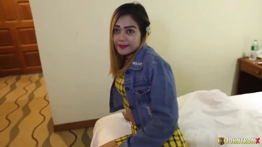 Johntronx - eine sexy asiatische amateurin zieht ihr rosa höschen aus, um gefickt zu werden
