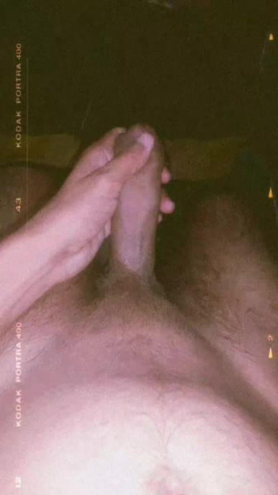 Jugando con mi polla semi-erecta