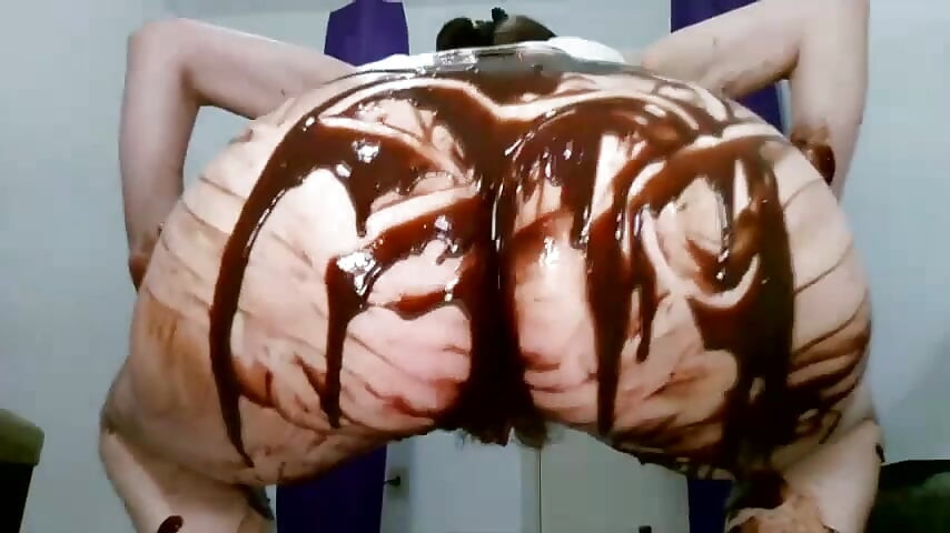 Twerking un gran trasero extendiendo chocolate por todo culo