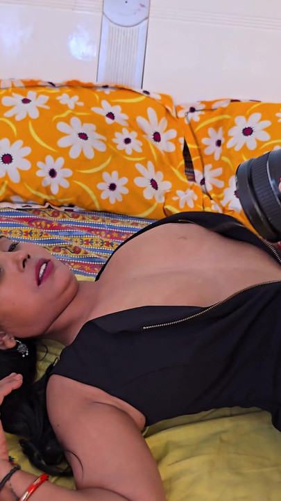 Mächtiger moment aus "Indisches desi bhabhi selbstgedrehtes sexvideo mit fotografen in hindi audio volles video"