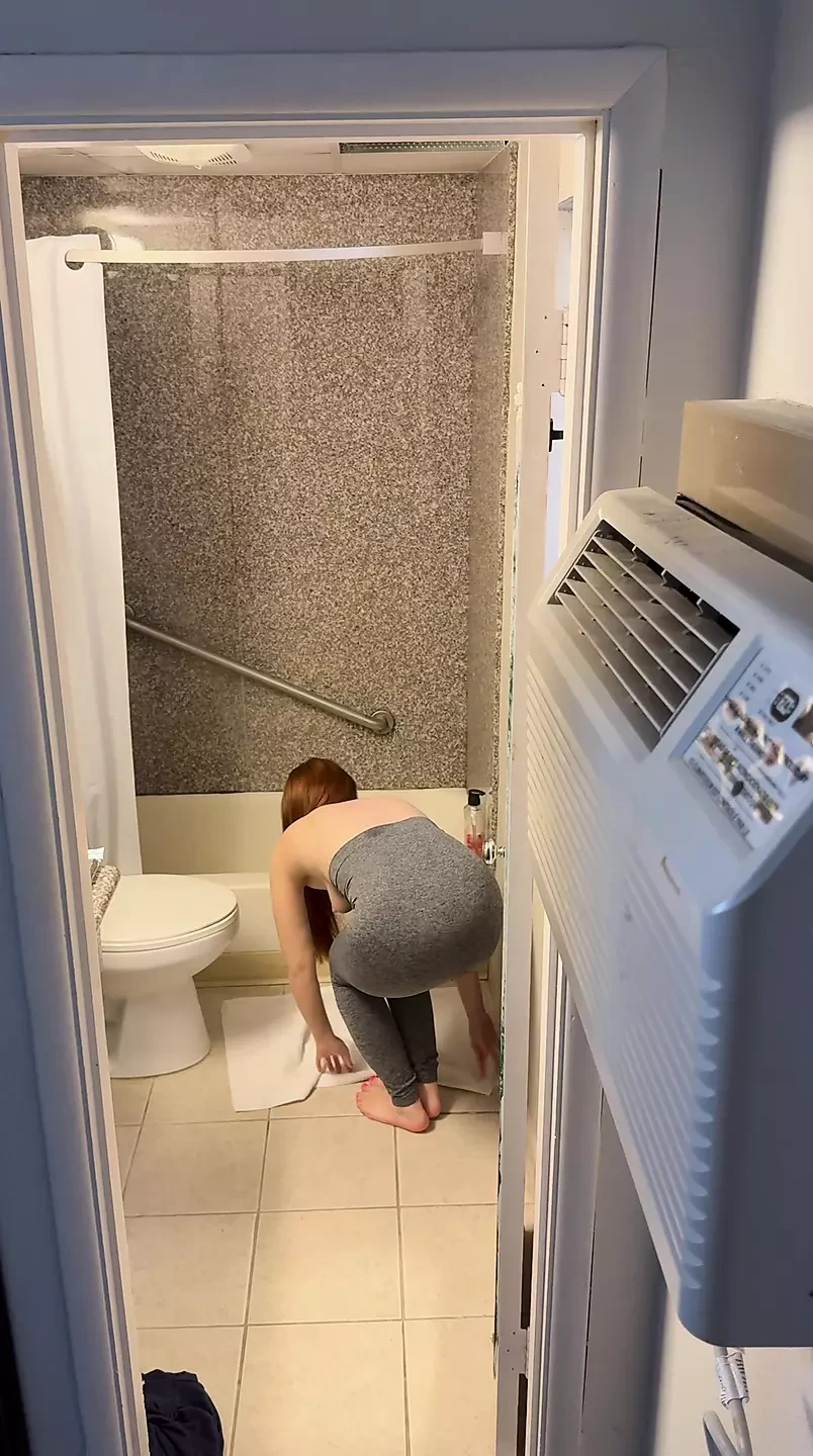 Ruiva se despindo e tomando banho