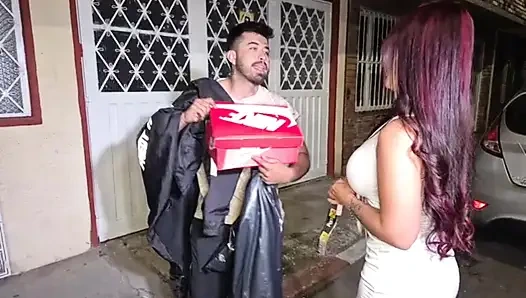 Pria tak dikenal dientot sama aktris bokep demi sepiring makanan