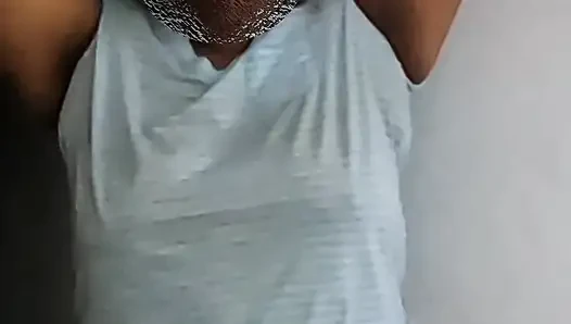 Hintli evli kadın tatilde balkonda çıplak gösterinin tadını çıkarıyor