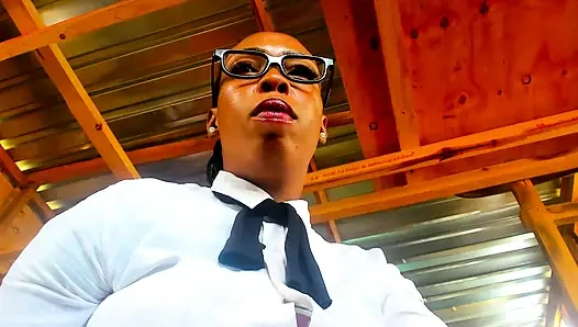 Kütüphanede porno oynadığı için sapık adamı cezalandıran rol yapma