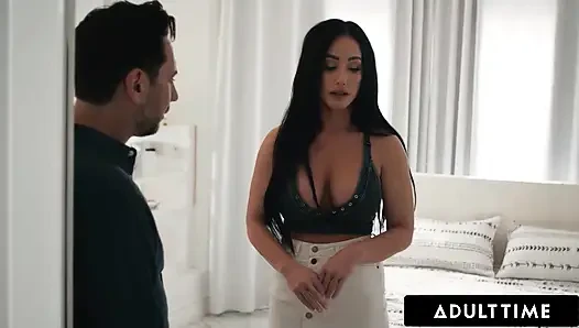 ADULT TIME - die vollbusige MILf jennifer white dankt ihrer mitbewohnerin mit rohem, leidenschaftlichem reiten & doggystyle