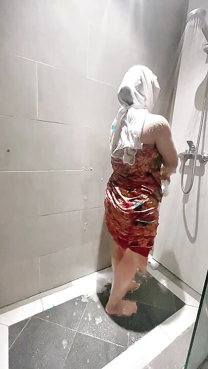 Assista a garota do banho com um corpo curvado