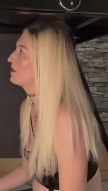 Moment iconic de la "Pre-locktober scurgând distruse pe masa de muls"