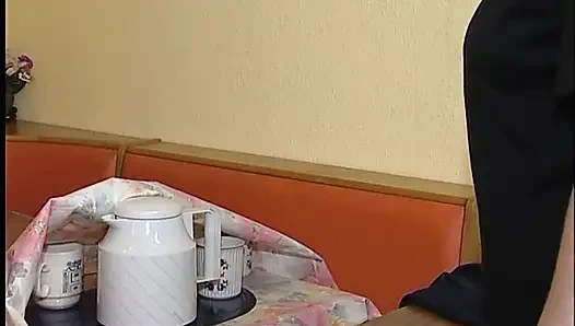 Sarışın olgun sürtük amını sikiyor