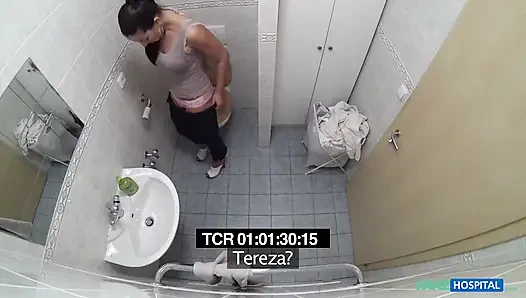 Fake hospital - edepsiz orta yaşlı seksi erkek delisi valentina ross kocası beklerken sikiliyor