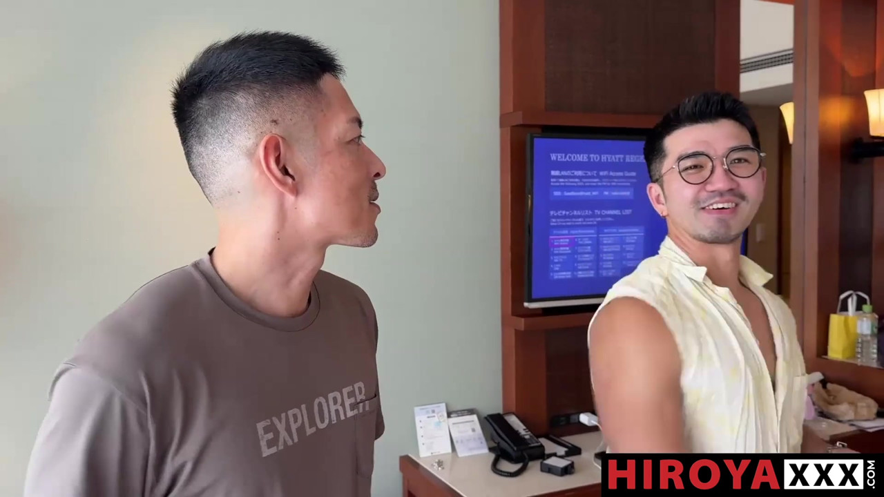 陽気なアジア系ヒロヤがスートに信じられないほどのアナルパンチを披露