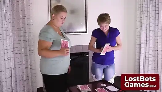 Der letzte strip-verlierer, nur in ihrem bh gelassen