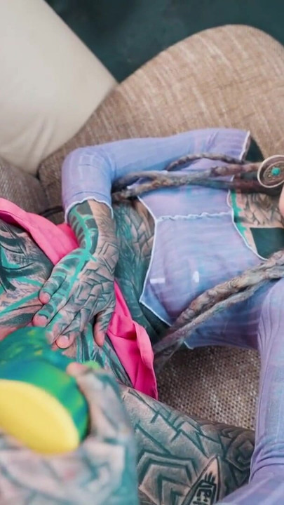 ดิลโด้ตัวเองของฮิปปี้ที่มีรอยสักและโดนเย็ดตูดด้วยควยใหญ่ | คลิป 1