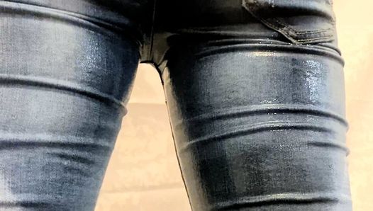 Je pisse dans mon jean avec des collants en résille en dessous