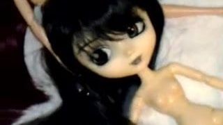 Охлажденная кукла получает камшот на лицо