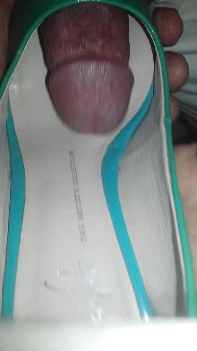 Svrši u cipelama zeleno od žene vito