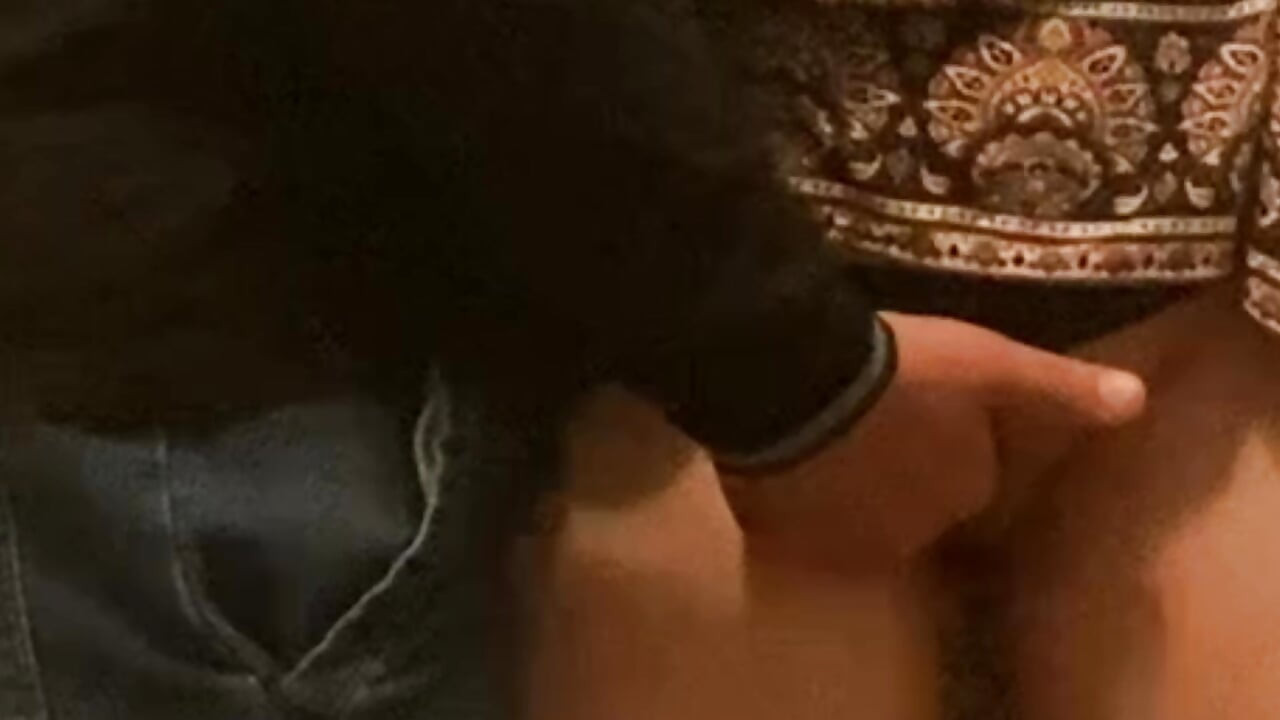 Άγνωστη πουτάνα δαχτυλώνεται στο γεμάτο μετρό