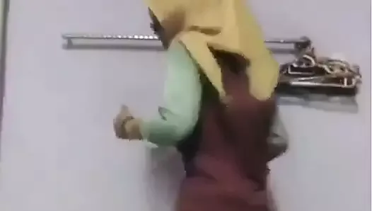 Une malaisienne montre son corps dansant