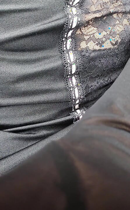 ナイロンフェティッシュに浸る - ドレスの下には、股の開けナイロン下着、ナイロンのフレンチパンティ、ナイロン手袋を全身で身につけています