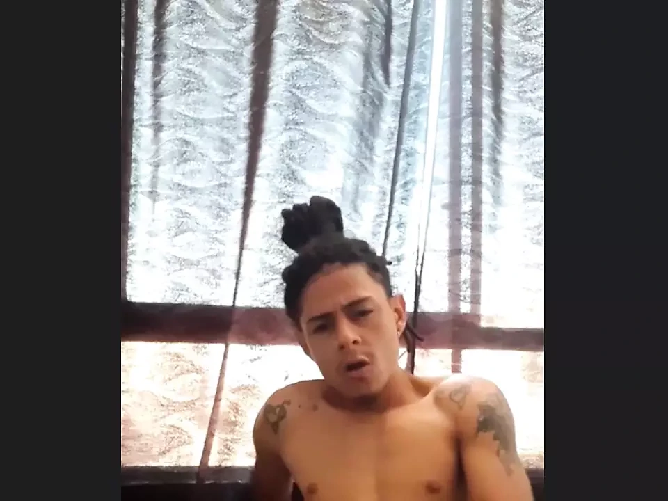 热辣的拉丁 twink 男孩在他的卧室里撸管