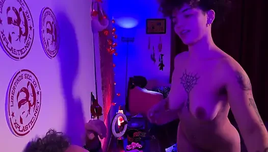Latin Kahverengi Saçlı, Yaşlı Boğuk Kızı Baştan Çıkarmak Için Striptiz Yaptı Ve Lezzetli Bir Oral Seks Yaptı