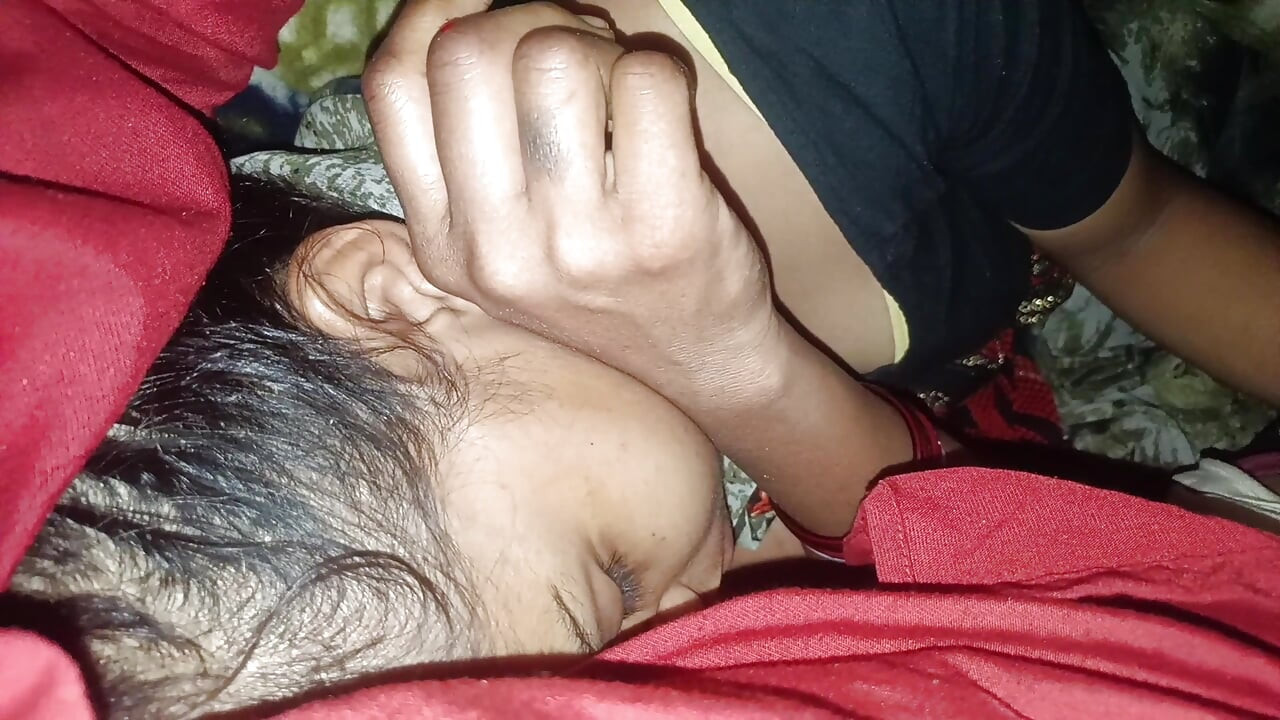 ホットなミルフのソニ・バービーがインドの大きな黒いペニスをしゃぶり、精液を舐める