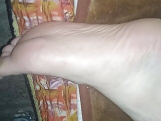 Picioare murdare acoperite de spermă