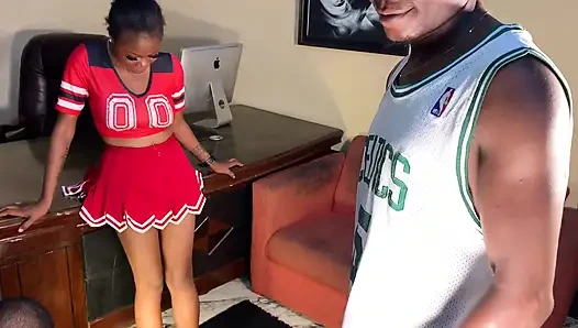 Сладкая танзанийская крошка занимается любовью с трахом Джексона