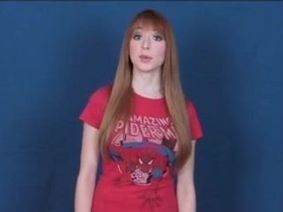 O fată sexy Lisa Foiles încearcă să facă un dans în poală