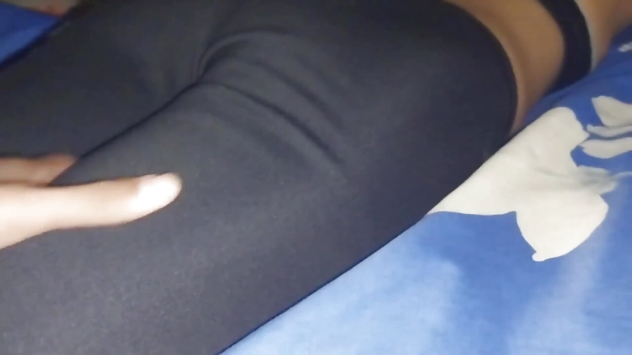 Il proprietario del noleggio scopa forte la mia figa stretta proprio mentre lascio la palestra! Mi scopa in perizoma fino a quando non mi lascia la sua sborra dentro