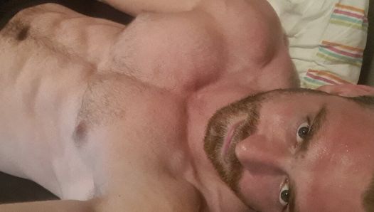 Un mec musclé se masturbe à la maison