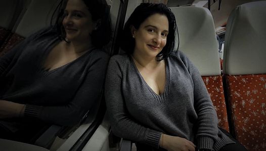Очень рискованный секс в реальном общественном поезде закончился камшотом в ее большую задницу, настоящий любитель Дада Девиль