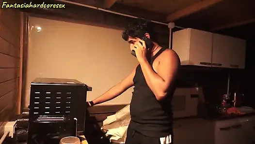 Kişisel antrenörüm ereksiyon oluyor ve yanlışlıkla penisini dışarı çıkarıyor ve ağzıma giriyor