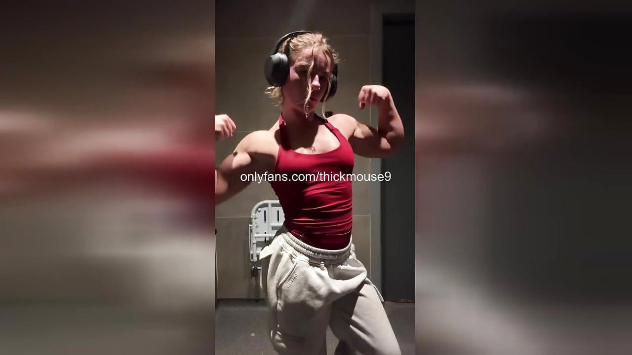 TikTokの事故:筋肉質な18歳が濡れたアソコをライブでフラッシュ!