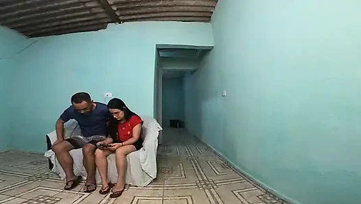 Evli kadın arkadaşını kocasını aldatirken yakalıyor