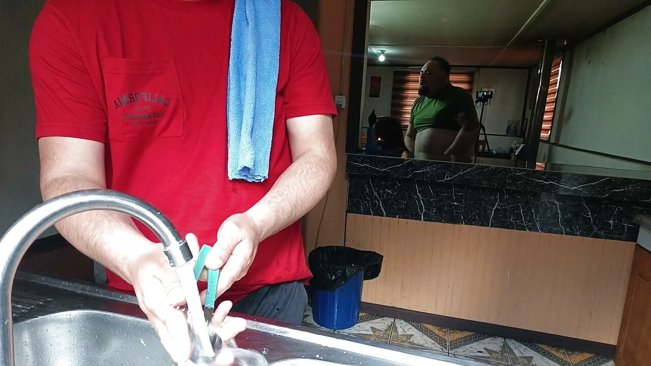 Cuckoldul e în bucătărie în timp ce prietenul lui o fut pe nevasta lui infidelă chiar acolo.