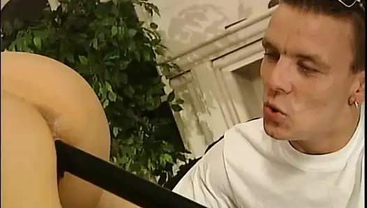 Güzel Azgın Fahişe Arkadaşına Büyük Bir Yarakla Seks Yaptığı Için Mutlu Oldu