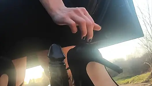 Сквирт в машине на высоких каблуках на улице