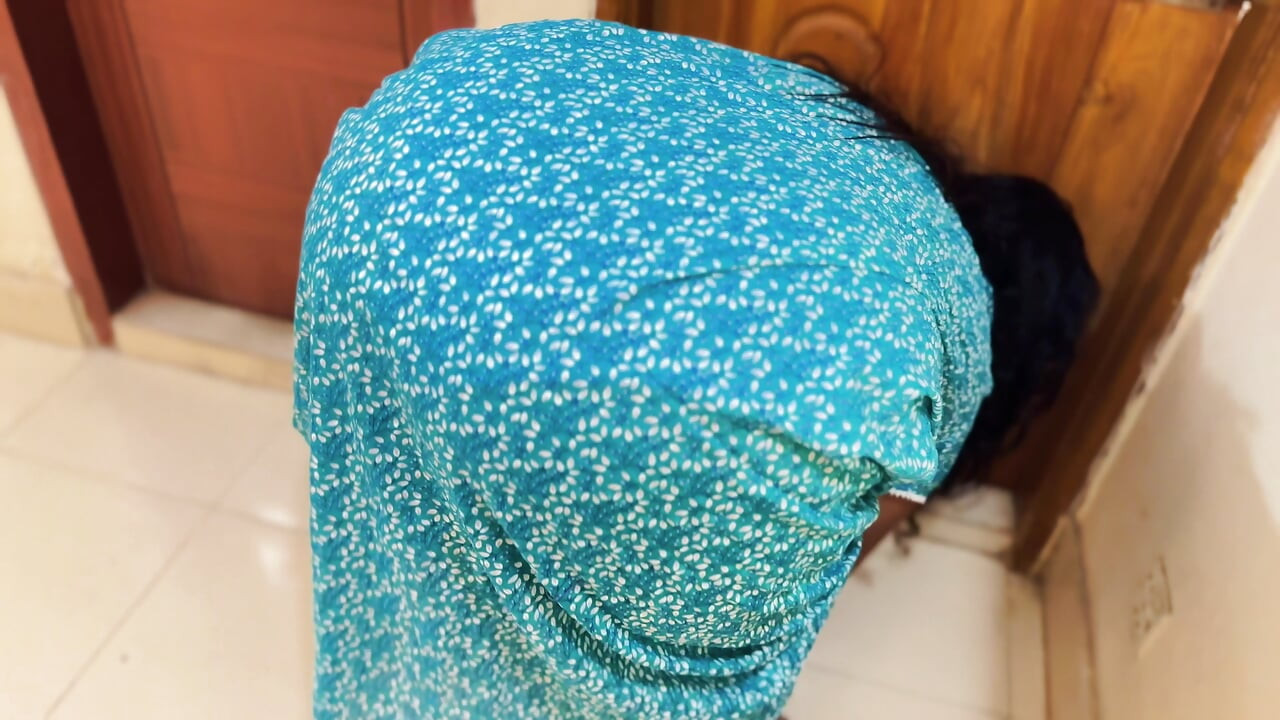 Duży tyłek arabska muzułmańska pokojówka czyści mój pokój, a następnie widzę jej ogromny nagi tyłek i zaczynam ręczną robotę