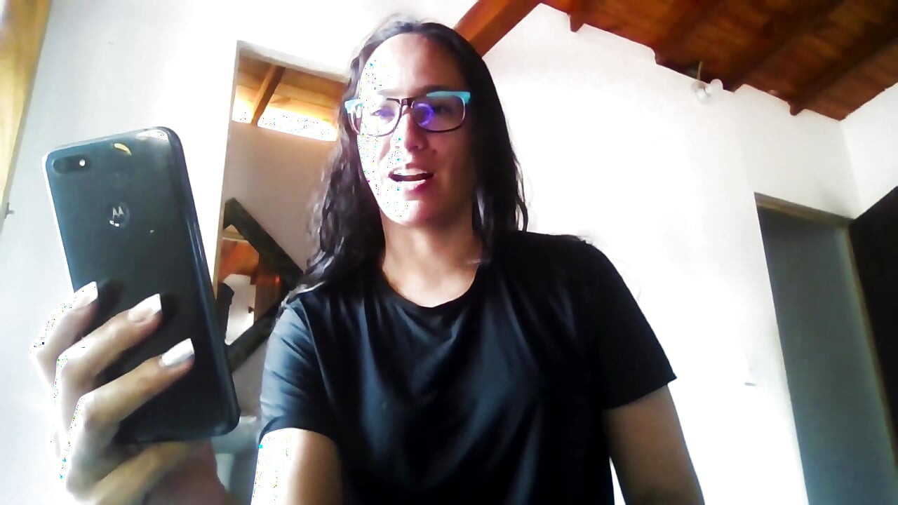 Chica latina en público haciendo un video erótico para su novio