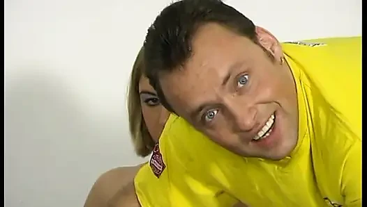 Cewek amatir semok lagi asik mainin memeknya di ruangan casting