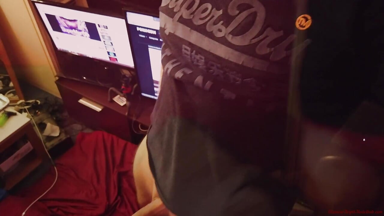 Il dildo con un culo cattivo mi ha aiutato a spaccare i miei buchi. Prima parte