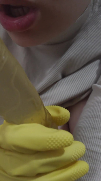 Soția mea însărcinată se masturbează într-o mănușă galbenă și vorbește despre cât de mult îi place să se masturbeze într-o mănușă Dish și vrea