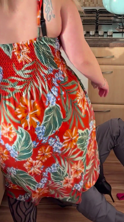 남편이 일하는 동안 배관공은 핫한 금발 마누라에 대한 유지 보수를 수행합니다.